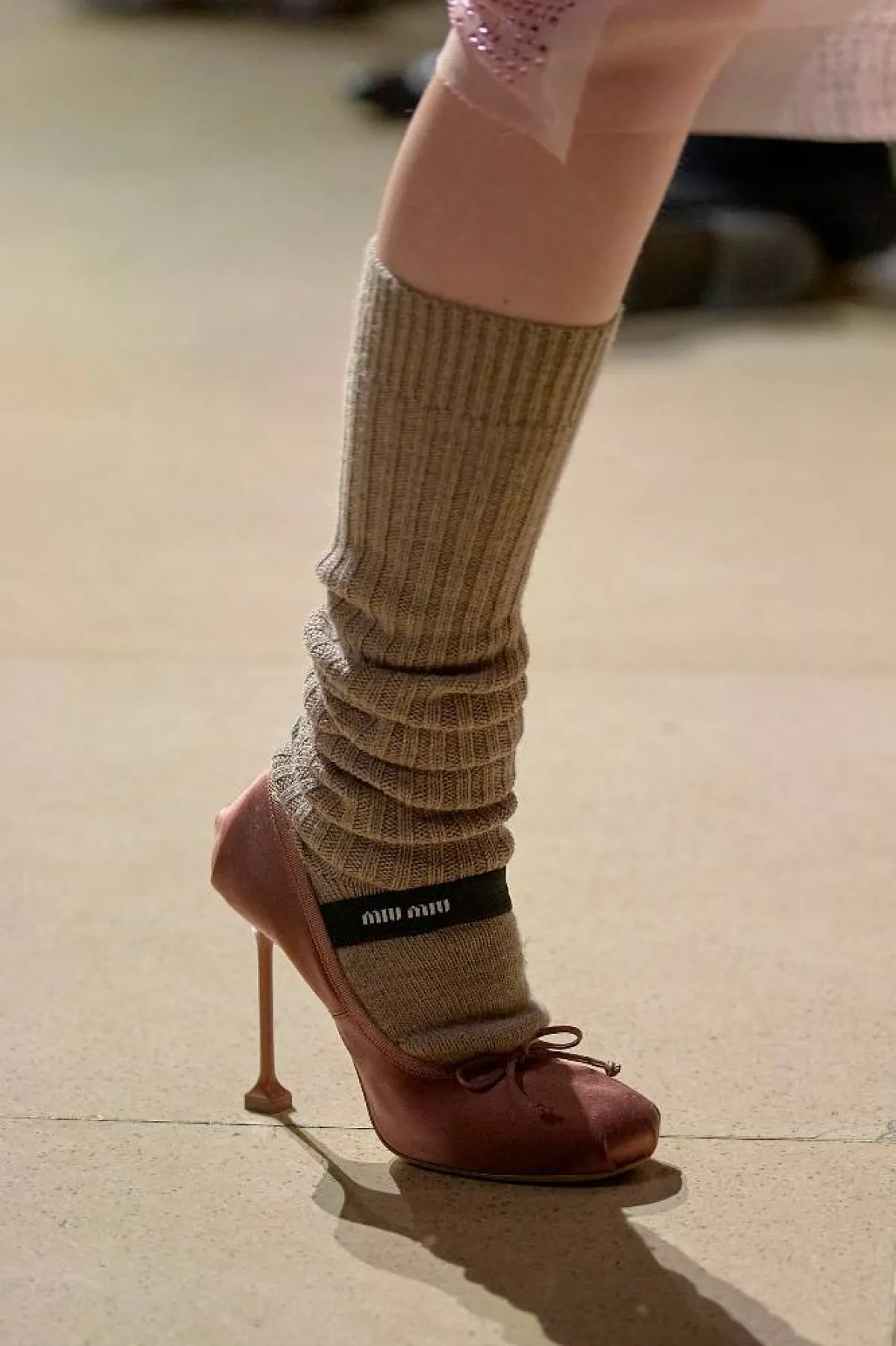 تنسيق الجوارب مع الحذاء للنساء من ميو ميو Miu Miu