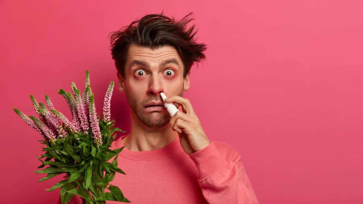 صورة رجل مصاب بحساسية الأنف