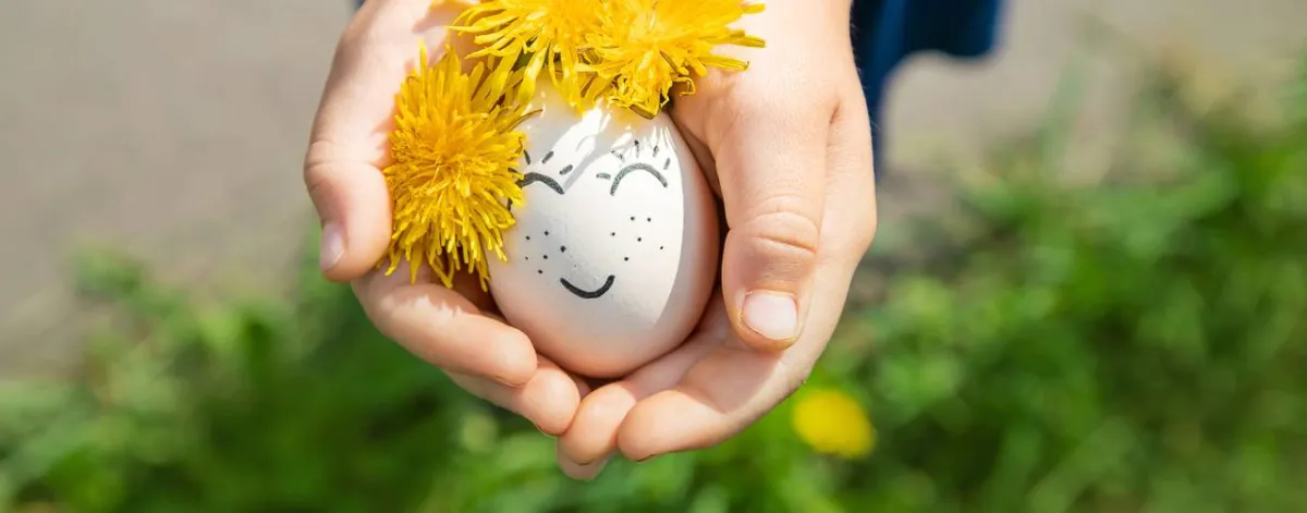 صورة اللعب بالبيضة