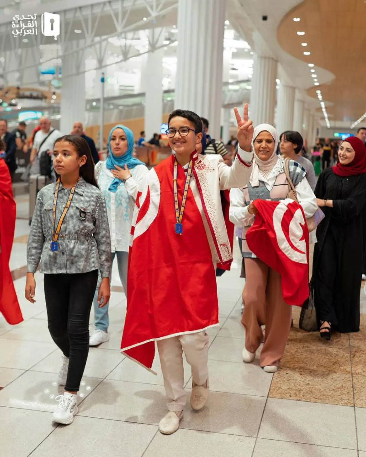 آدم القاسمي يلتحف بالعلم التونسي .الصورة من تحدي القراءة العربي