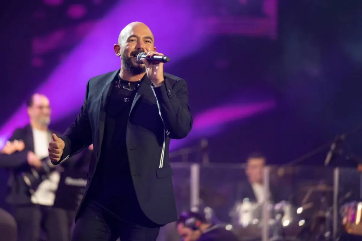 محمود العسيلي على مسرح ابو بكر سالم - الصورة من حساب بنش مارك على تويتر