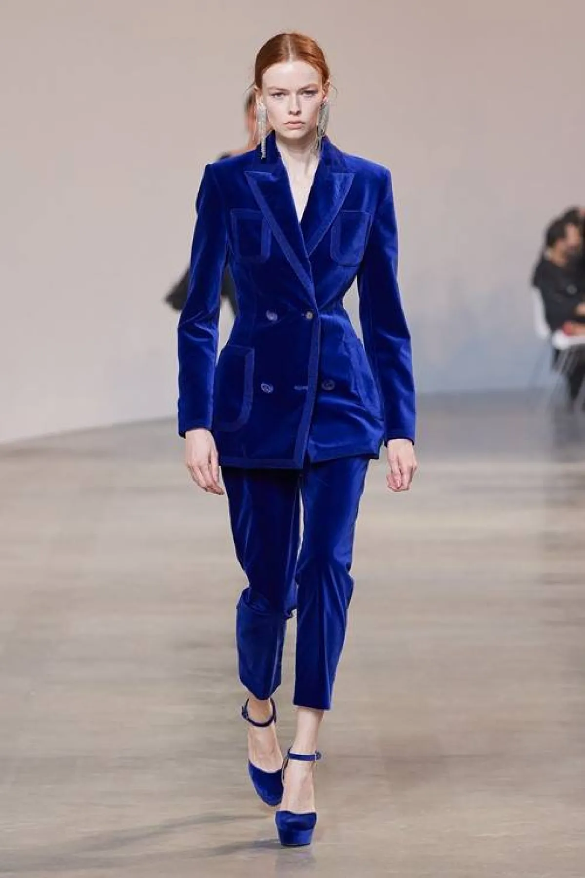 إطلالة مونوكروم باللون الأزرق من إيلي صعب Elie Saab