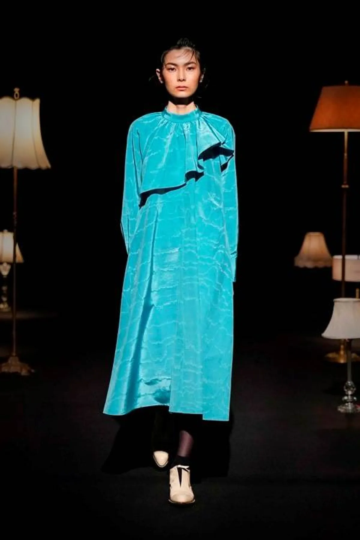 إطلالة مونوكروم باللون الأزرق من سوبور سورفاس Support Surface