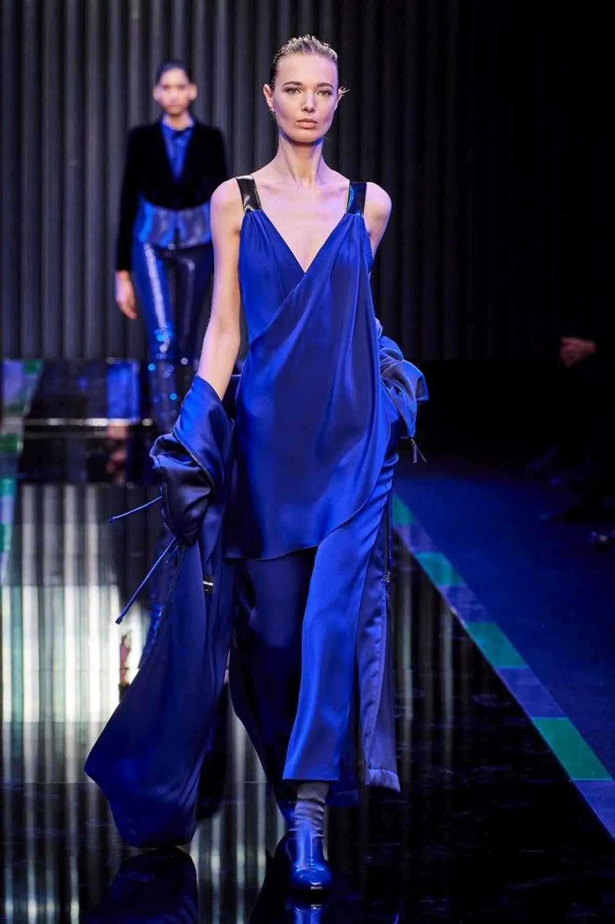 إطلالات مونوكروم باللون الأزرق من جيورجيو أرماني Giorgio Armani