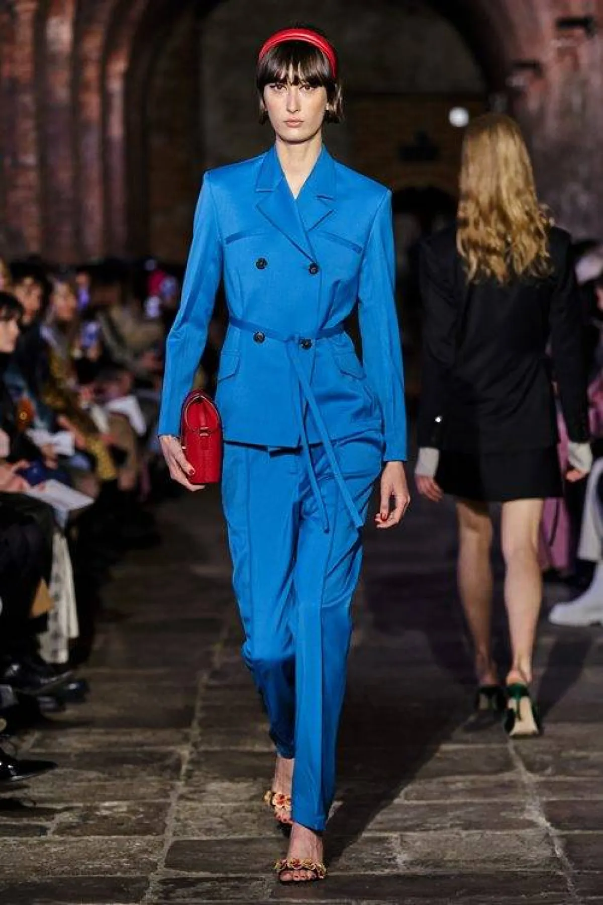 إطلالة مونوكروم باللون الأزرق من أودون تشوي Eudon Choi