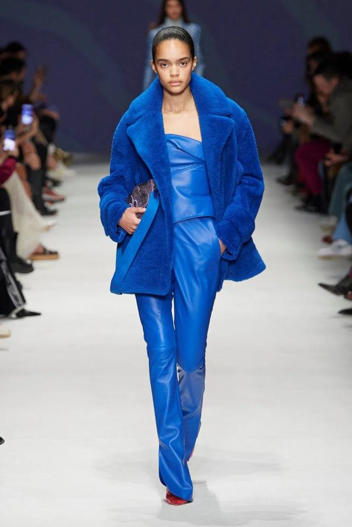 إطلالات مونوكروم باللون الأزرق من جيني Genny