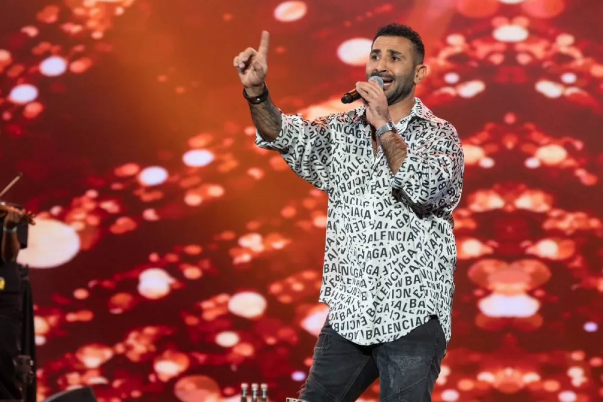 أحمد سعد على مسرح ابو بكر سالم - الصورة من حساب بنش مارك على تويتر