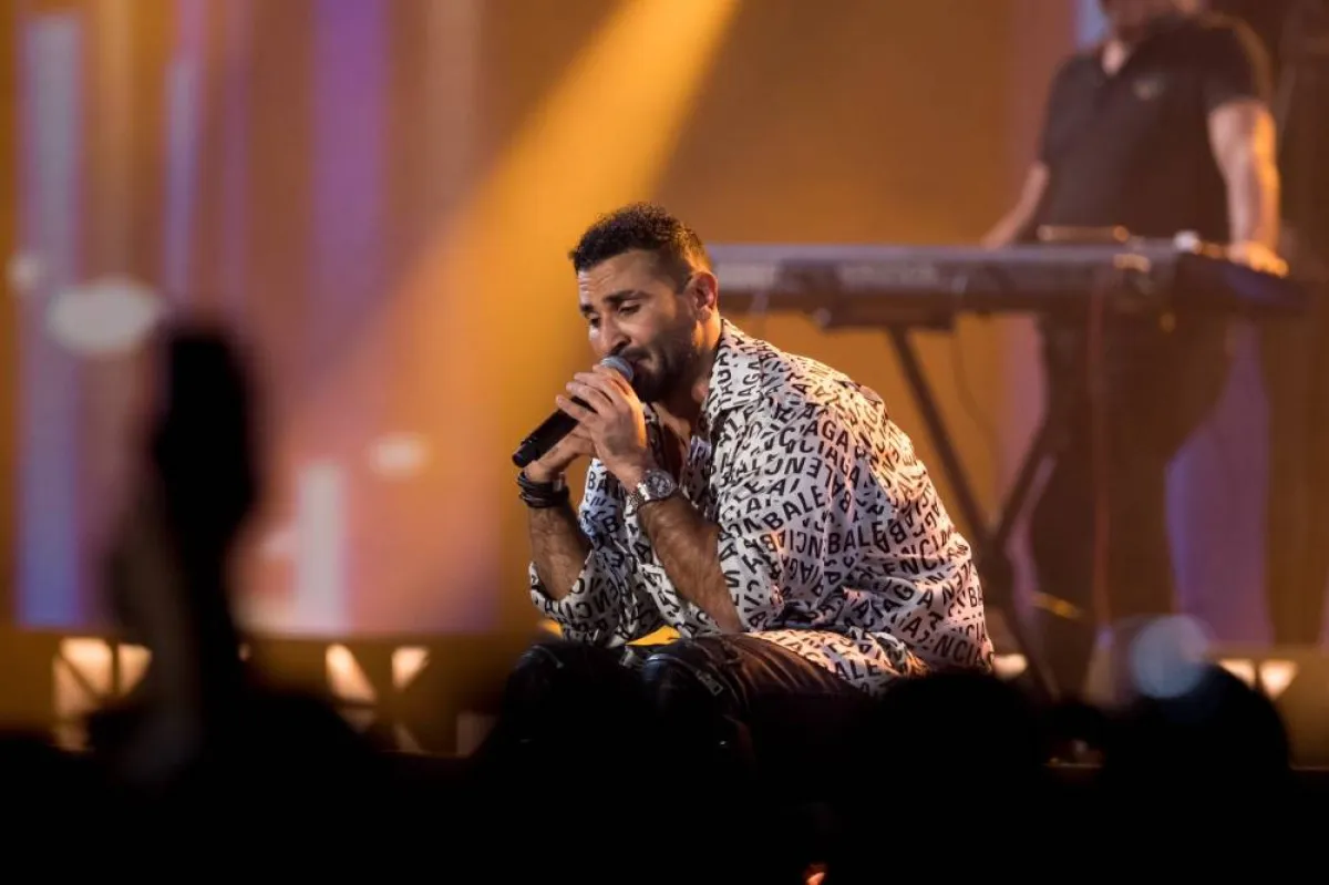 الفنان أحمد سعد على مسرح ابو بكر سالم - الصورة من حساب بنش مارك على تويتر