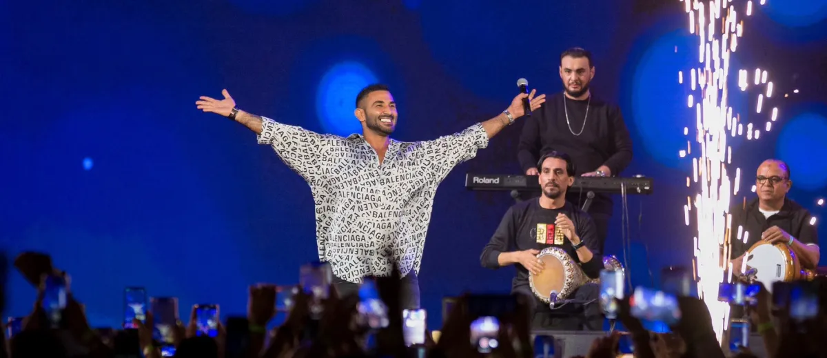 أحمد سعد الصور من حساب بنش مارك على تويتر