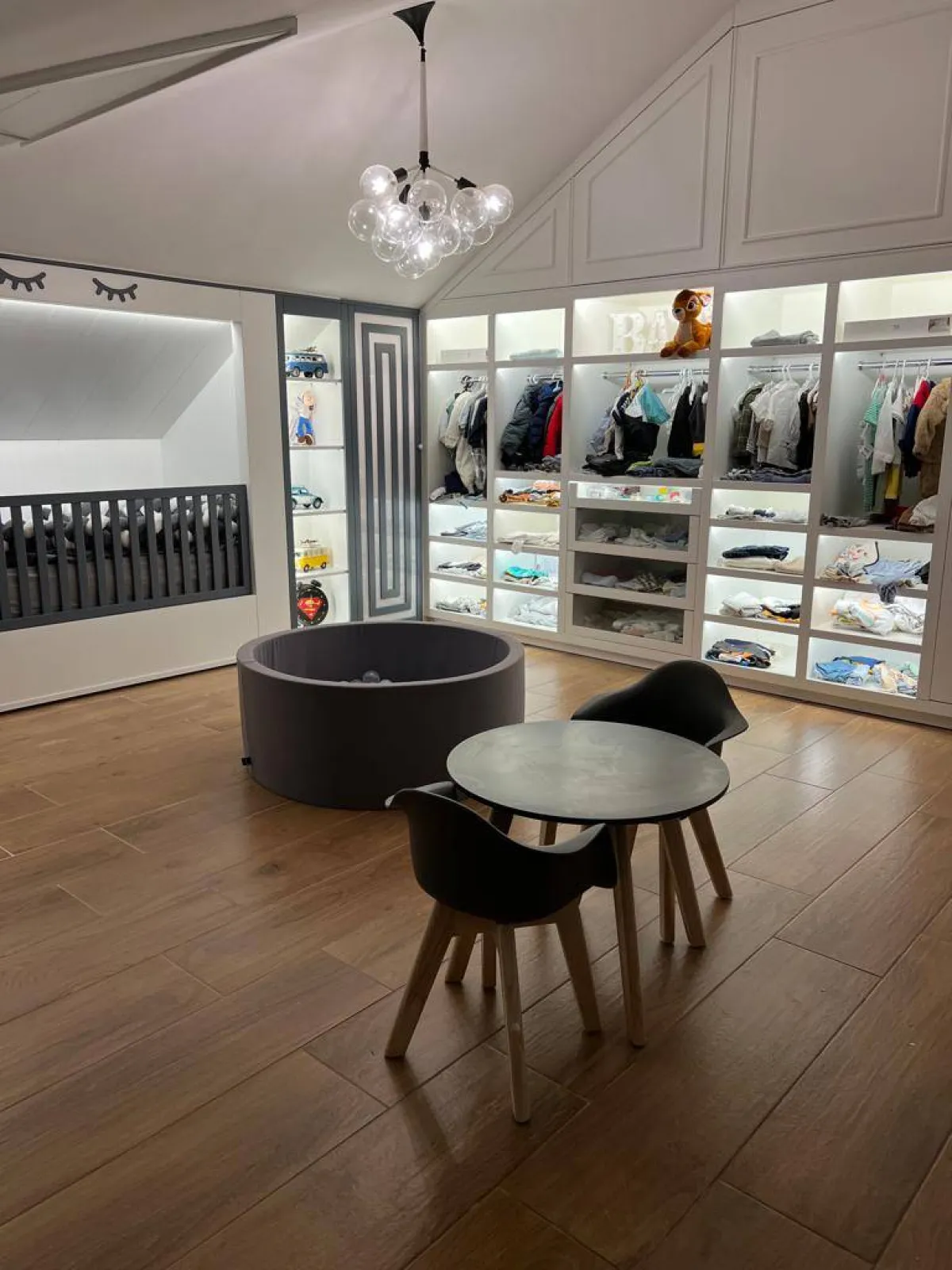 غرفة نوم الطفل تتضمن أجزاء كثيرة