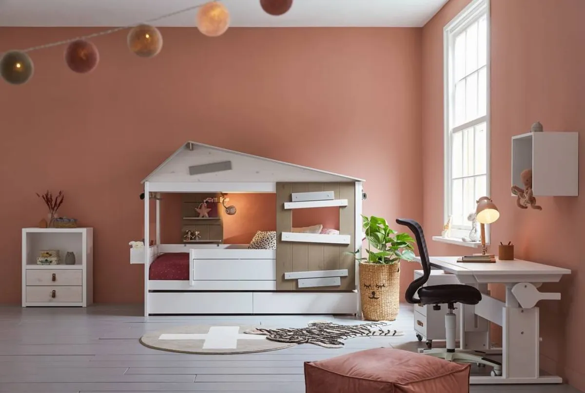 طلاء رائق للجدران، في غرفة نوم الطفل