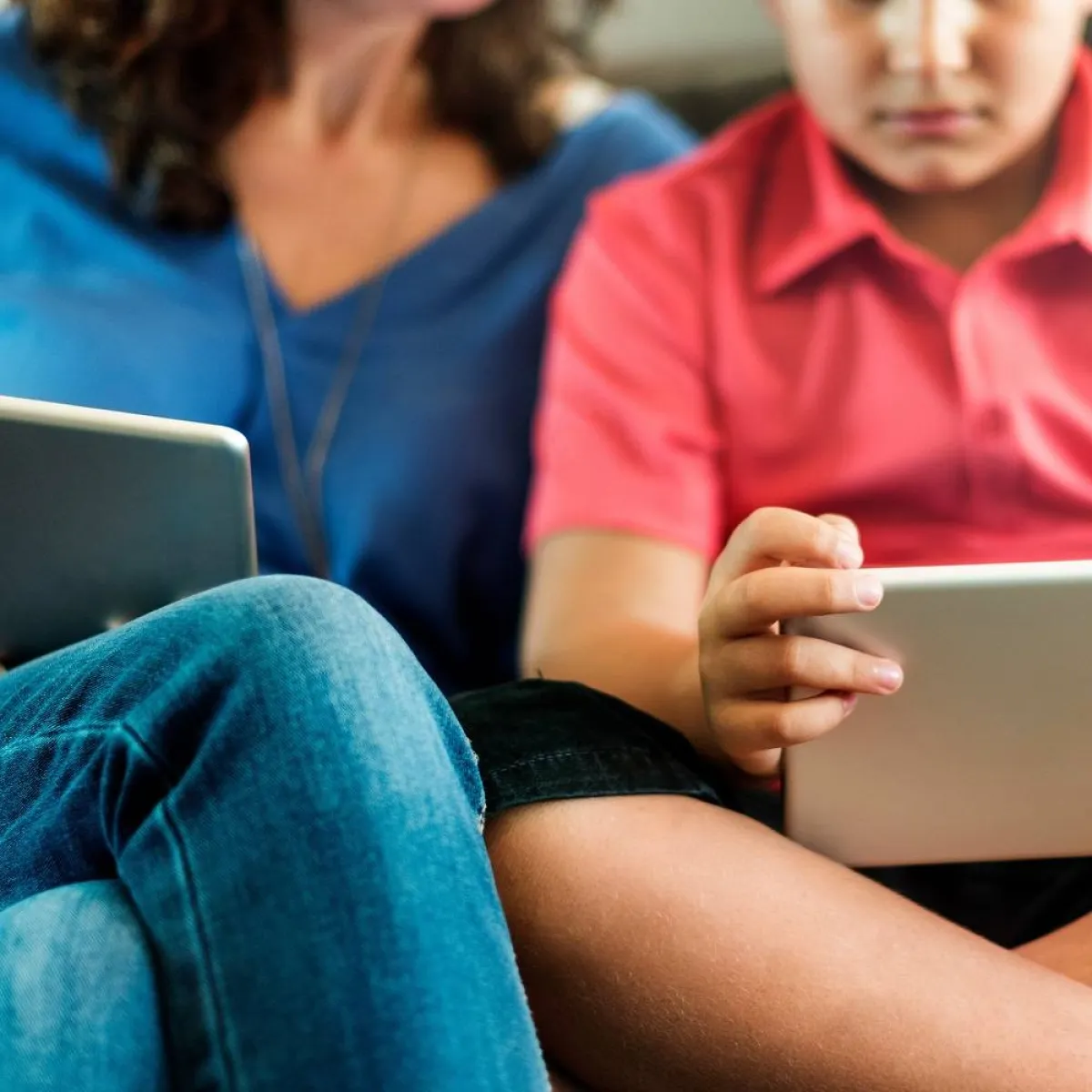 صورة تعبر عن علاقة طيبة بين الأم وطفلها