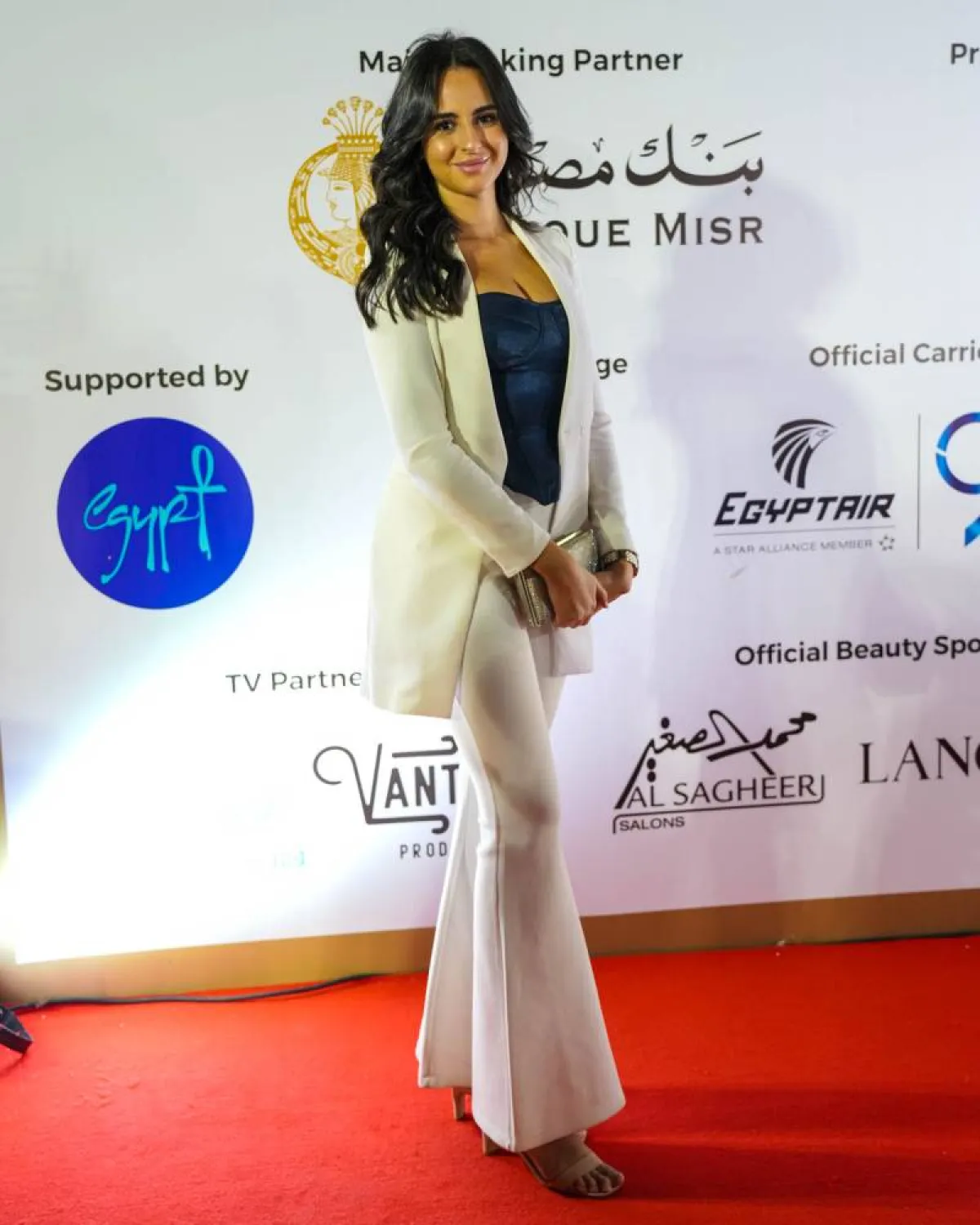 نانسي هلال ترتدي البدلة العاجية مع كورسيه كحلي