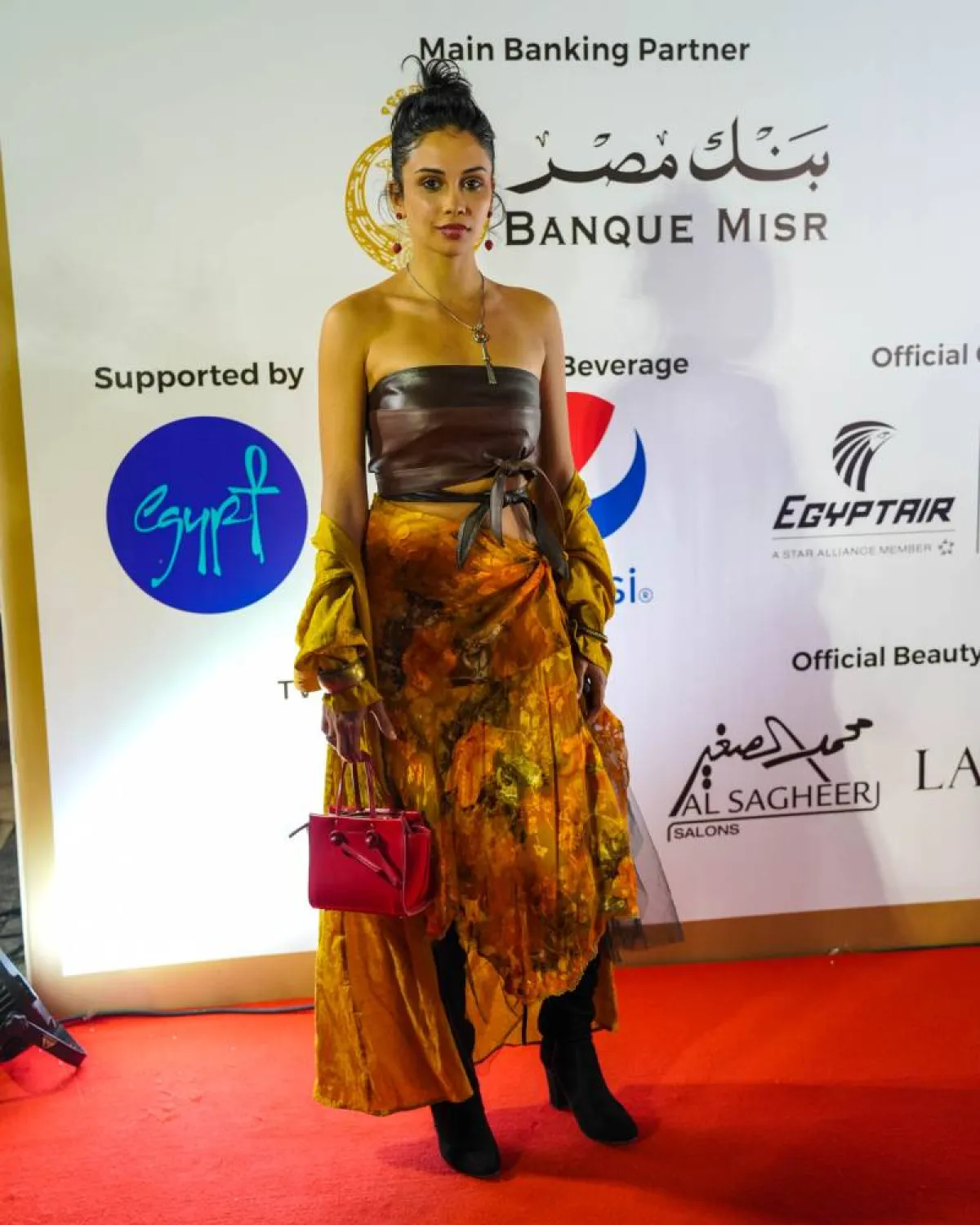 نانسي علم الدين ترتدي فستاناً مطبعاً