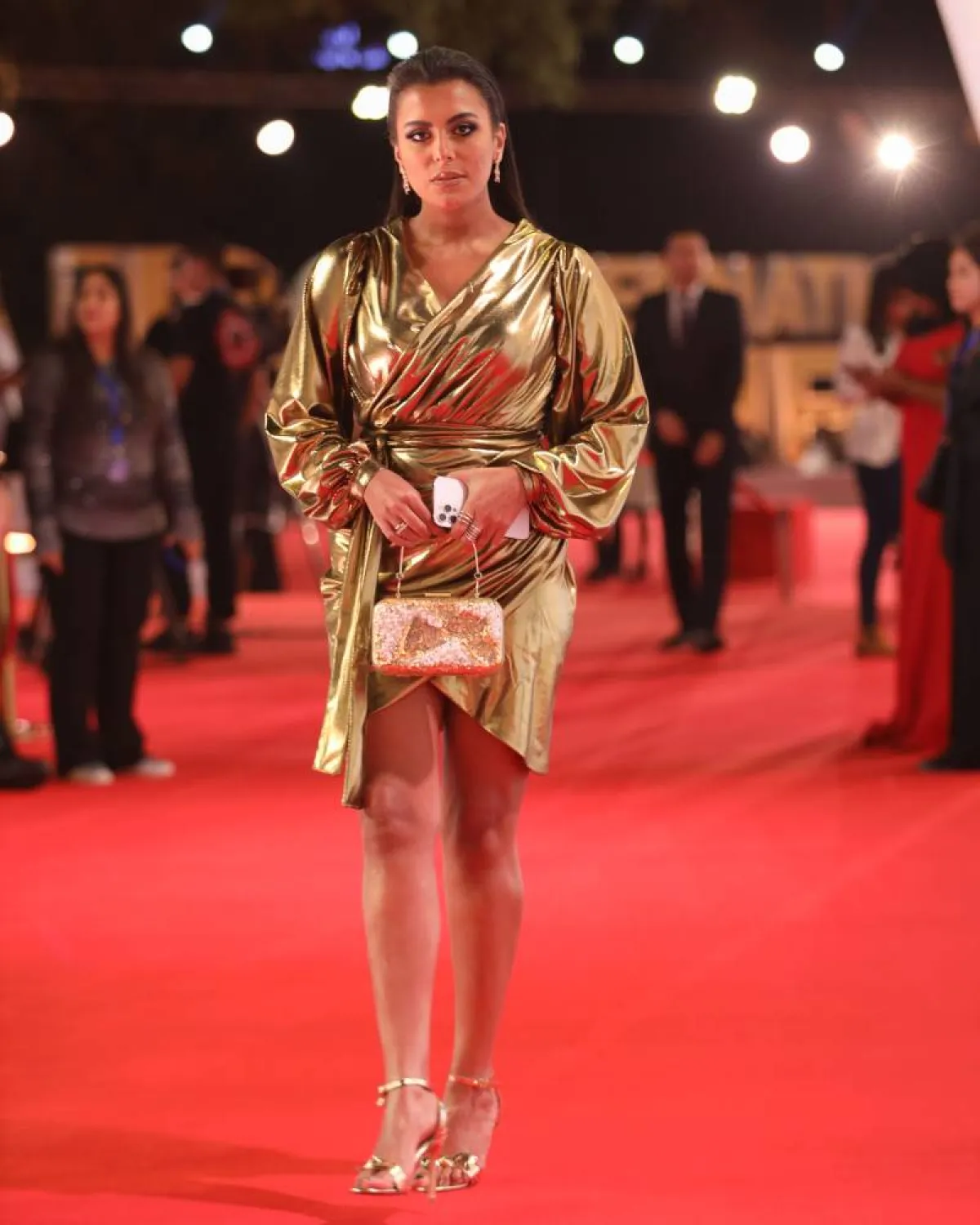 هاجر الشرنوبي ترتدي الفستان الذهبي 