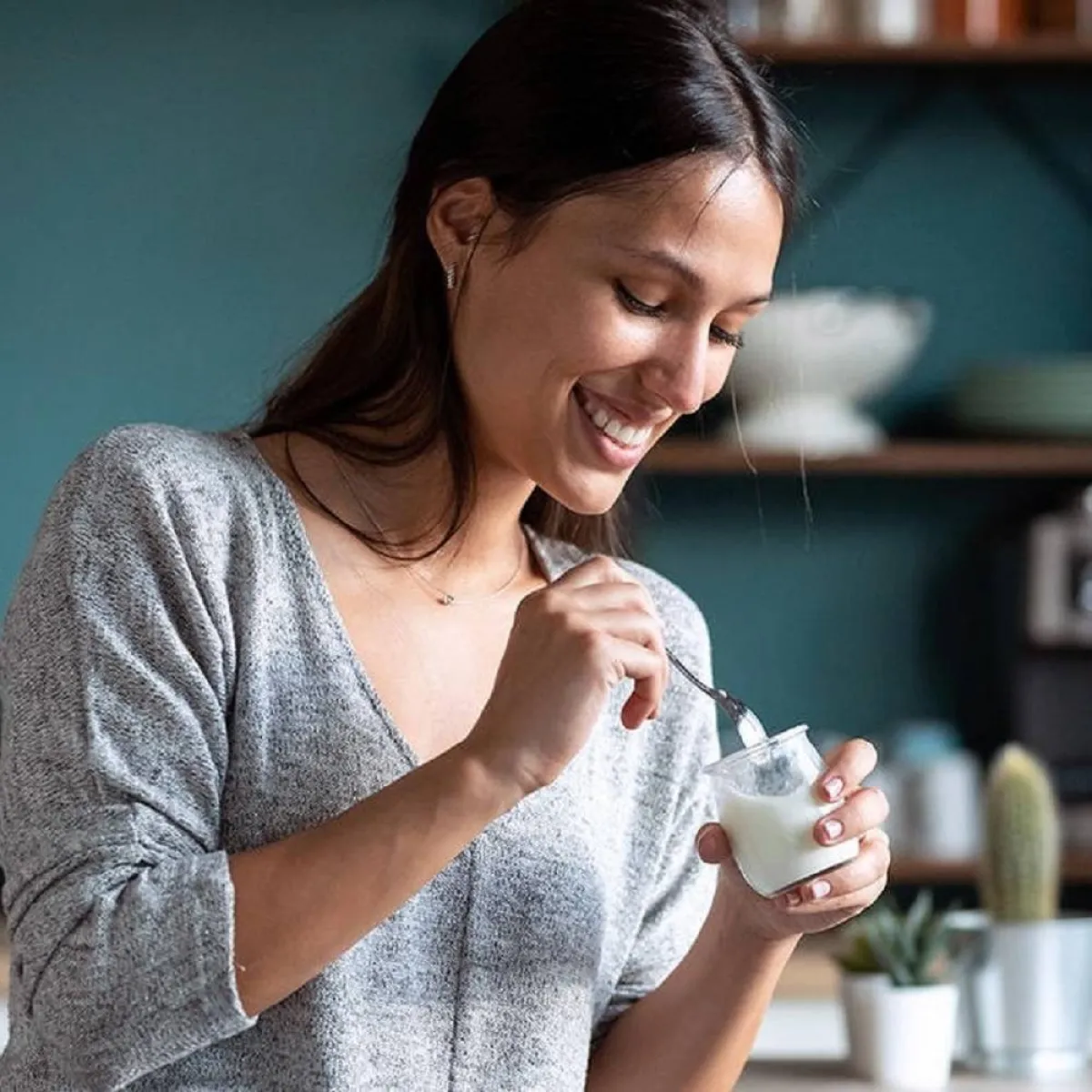 صورة لحامل تتناول الزبادي مع الثوم