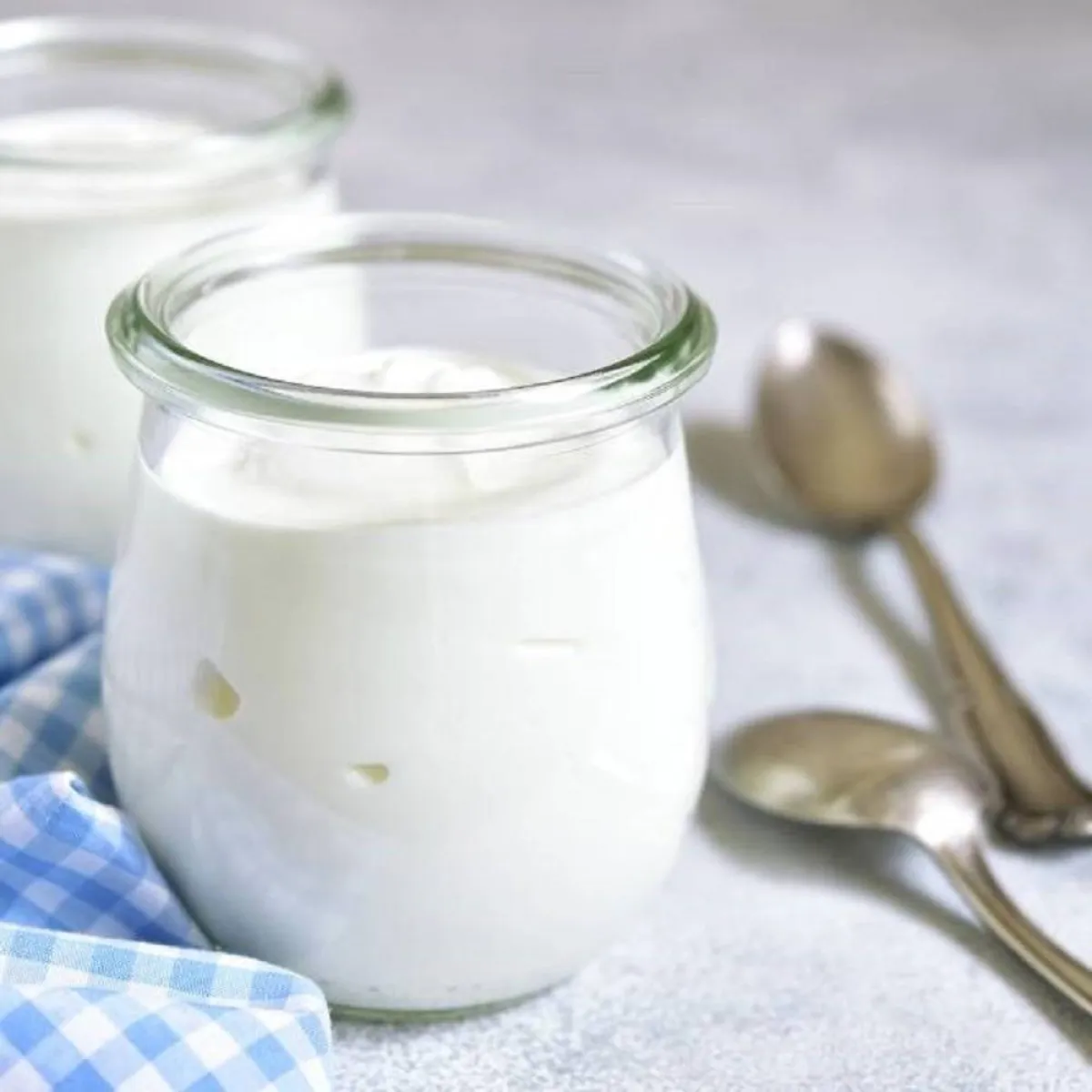 صورة لبرطمانين زبادي