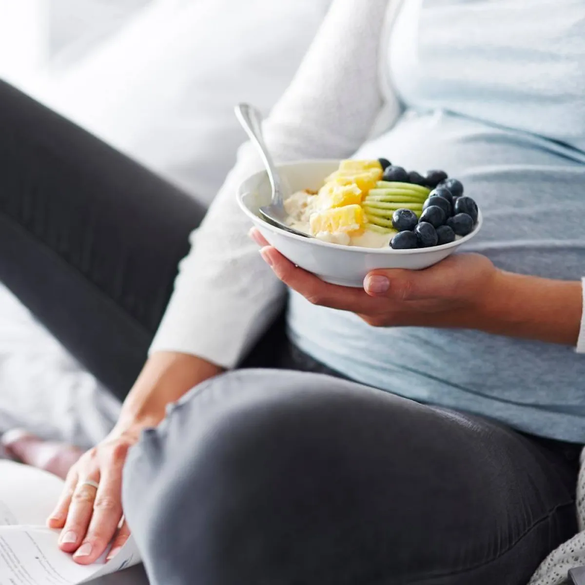 صورة لحامل تتناول الزبادي مع سلطة الخضروات