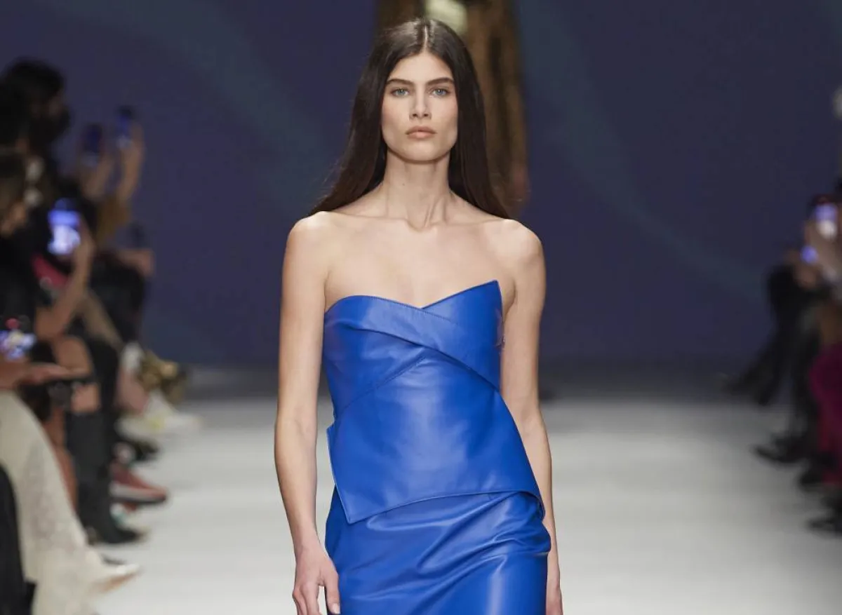 إطلالات مونوكروم بالأزرق