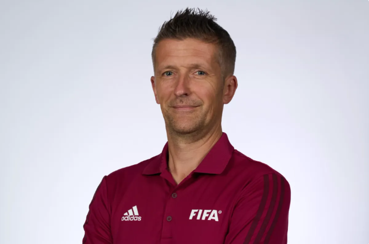 حكم المباراة الافتتاحية في مونديال قطر 2022 - الصورة من موقع فيفا الرسمي