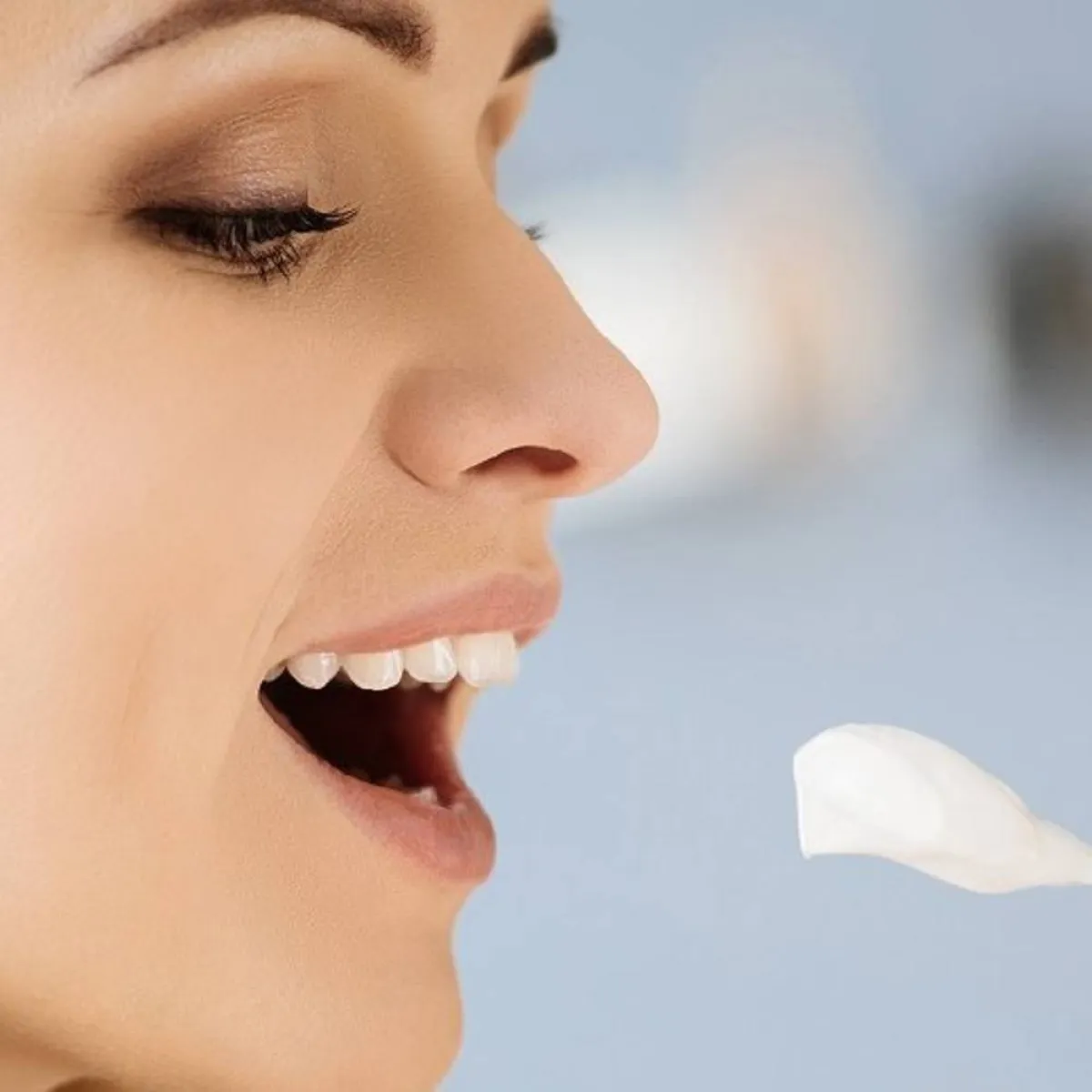 صورة لحامل تتناول الزبادي