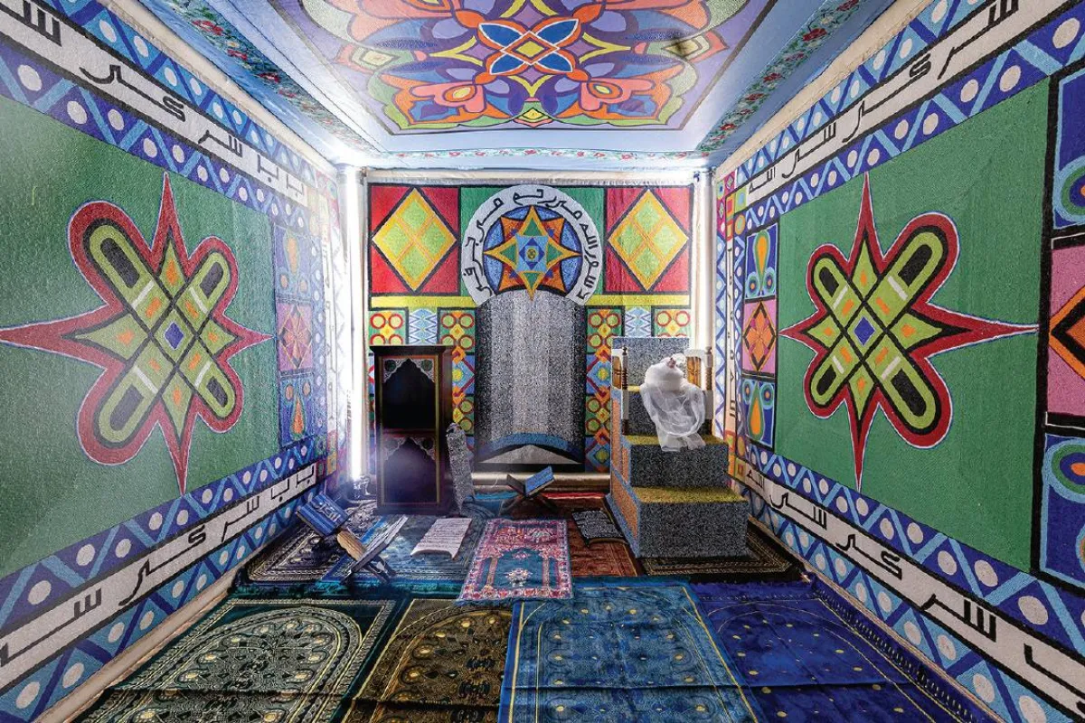 ماسالاتشي، ويعني مصلي، وهو عمل تركيبي لمسجد بجدرانه المزخرفة والمطرزة بالخرز