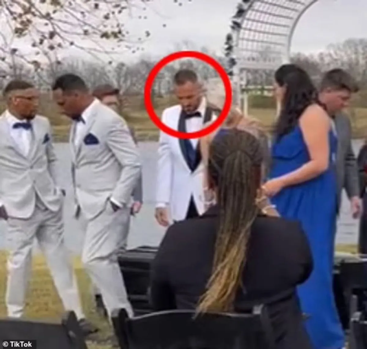 حيلة «غير محترمة» لعريس في حفل زفافه بحمله في تابوت 