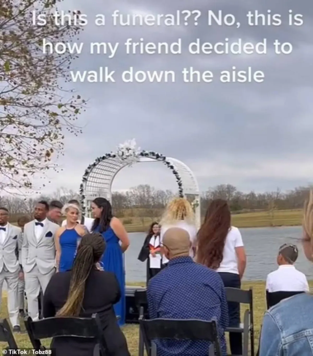 حيلة «غير محترمة» لعريس في حفل زفافه بحمله في تابوت 