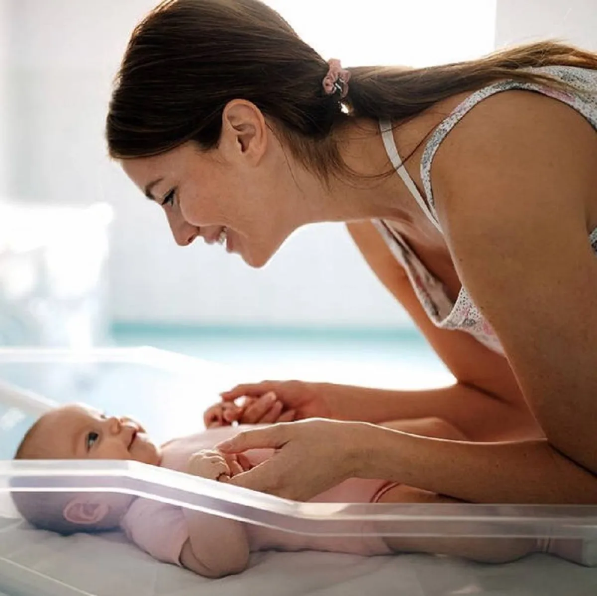 صورة لأم تتحدث وطفلها