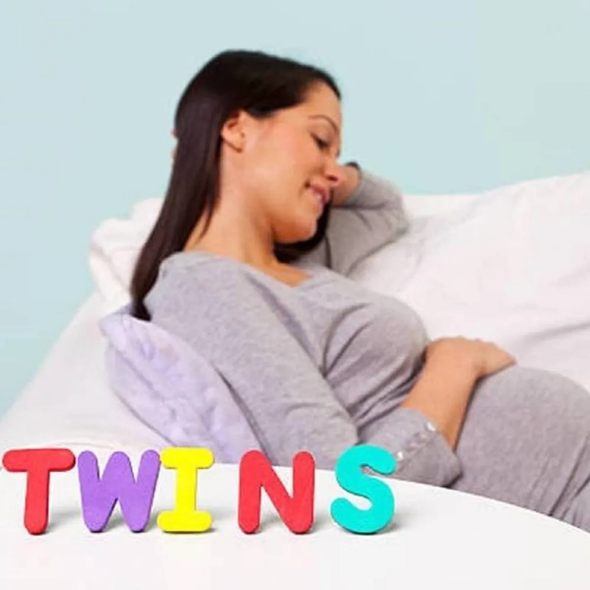 صورة لحامل بتوأم