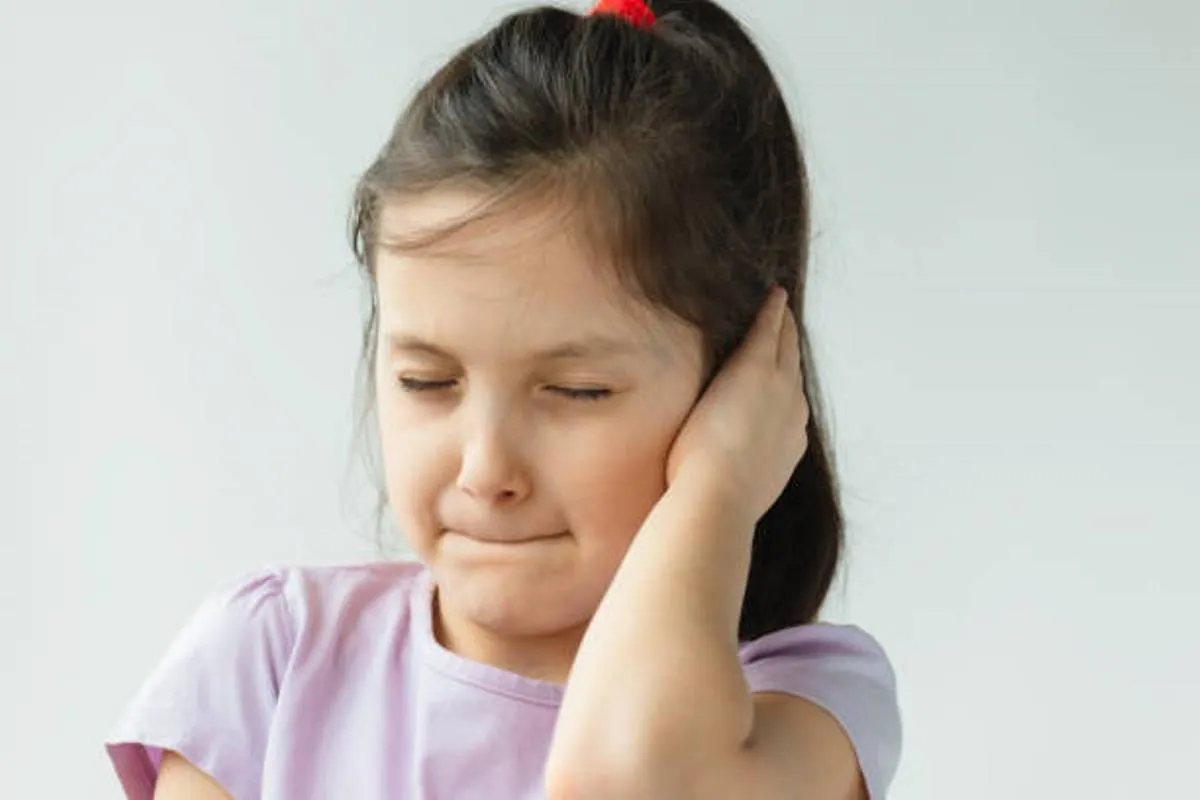 صورة لطفلة تعاني من ألم في أذنها
