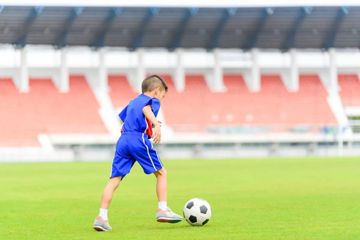 صورة طفل يثبت بطولته في الملعب