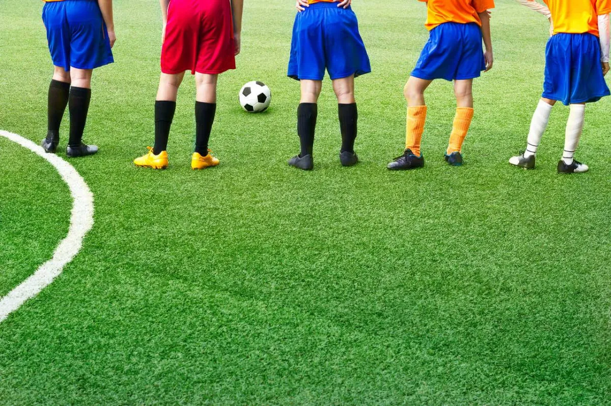 صورة لأطفال ينتظرون بدء المباراة