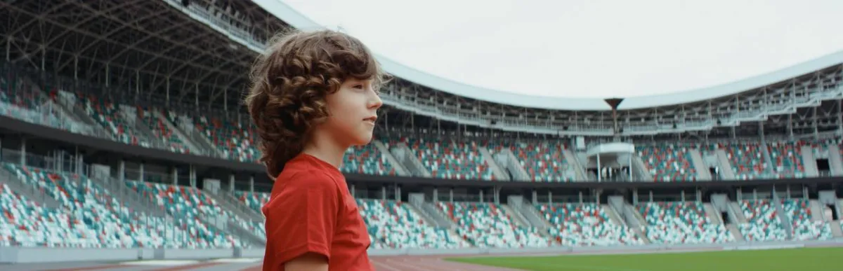 صورة لطفل في الملعب