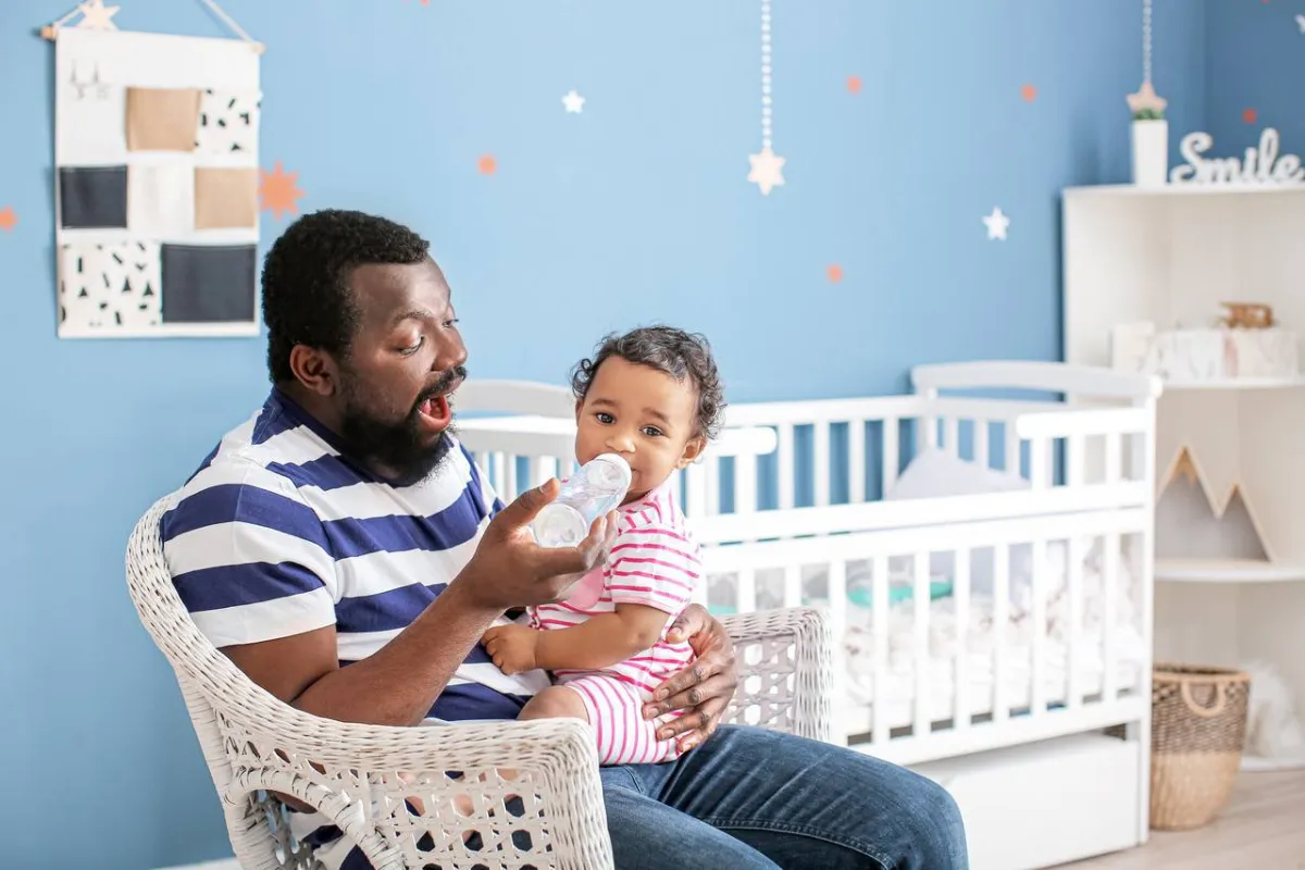 صورة لإعطاء الماء في زجاجة الرضاعة