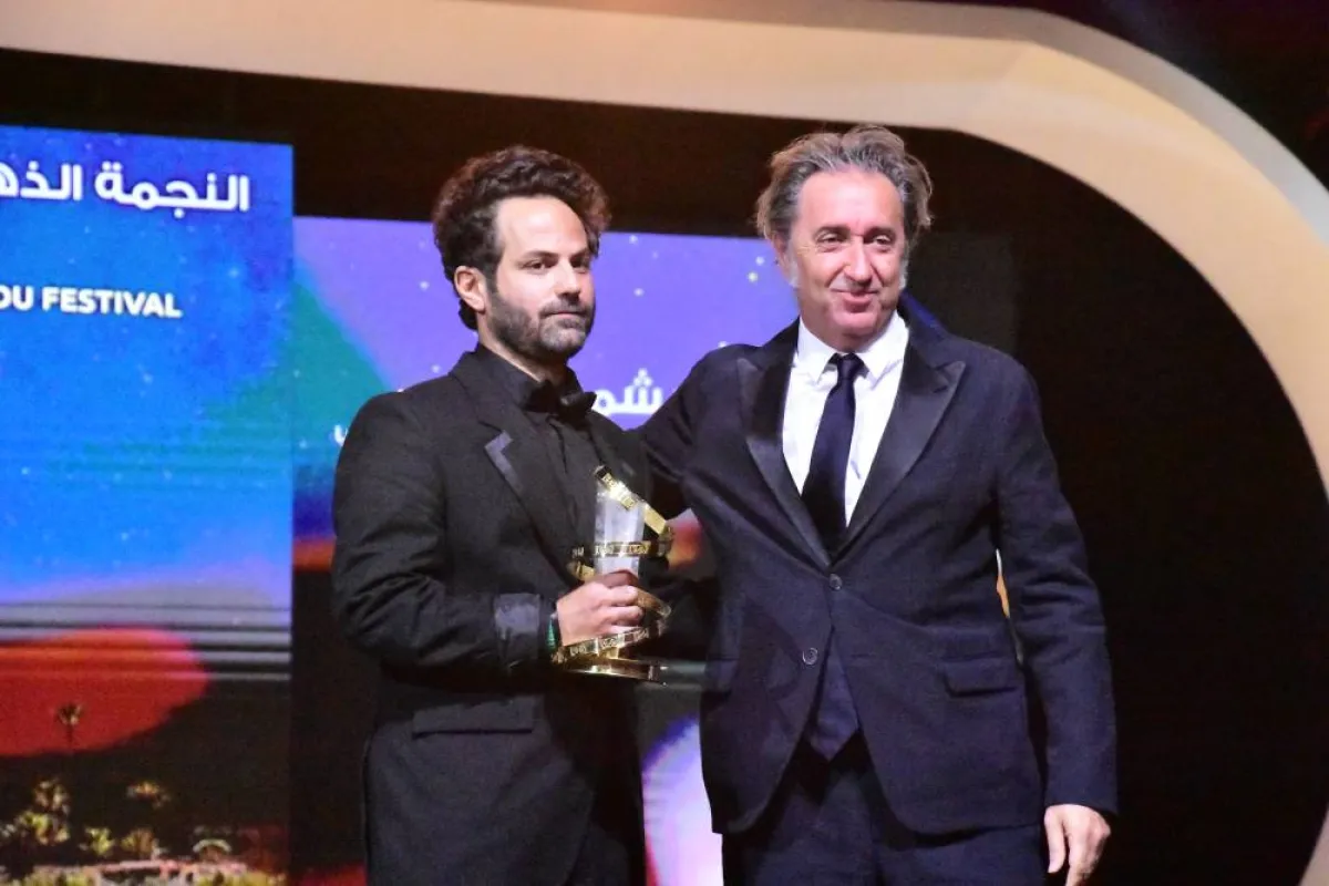 رئيس لجنة التحكيم يقدم الجائزة الكبرى للمهرجان لابراهيم دهكردي