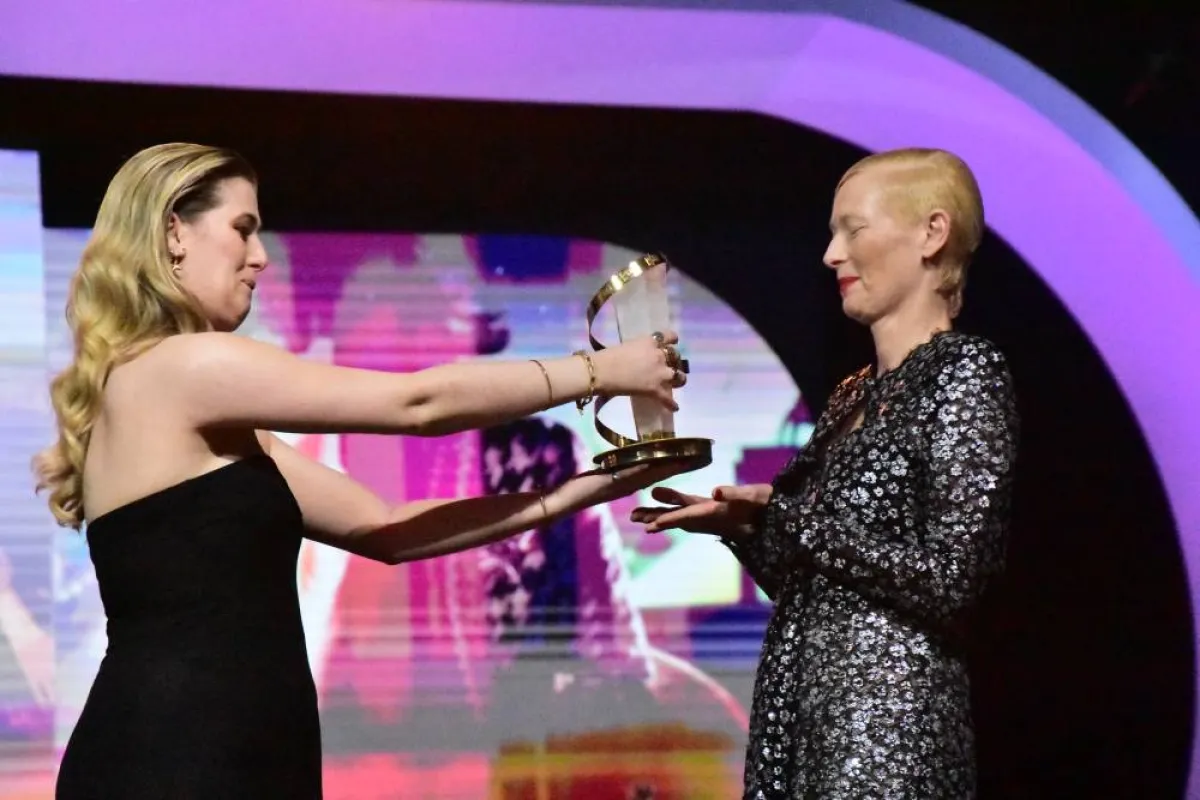 تيلدا سوينتون تتسلم درع التكريم من ابنتها هوف