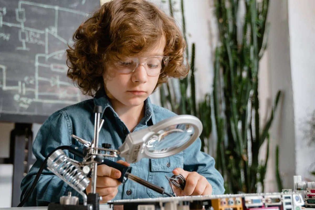 كيف كانت طفولة العباقرة