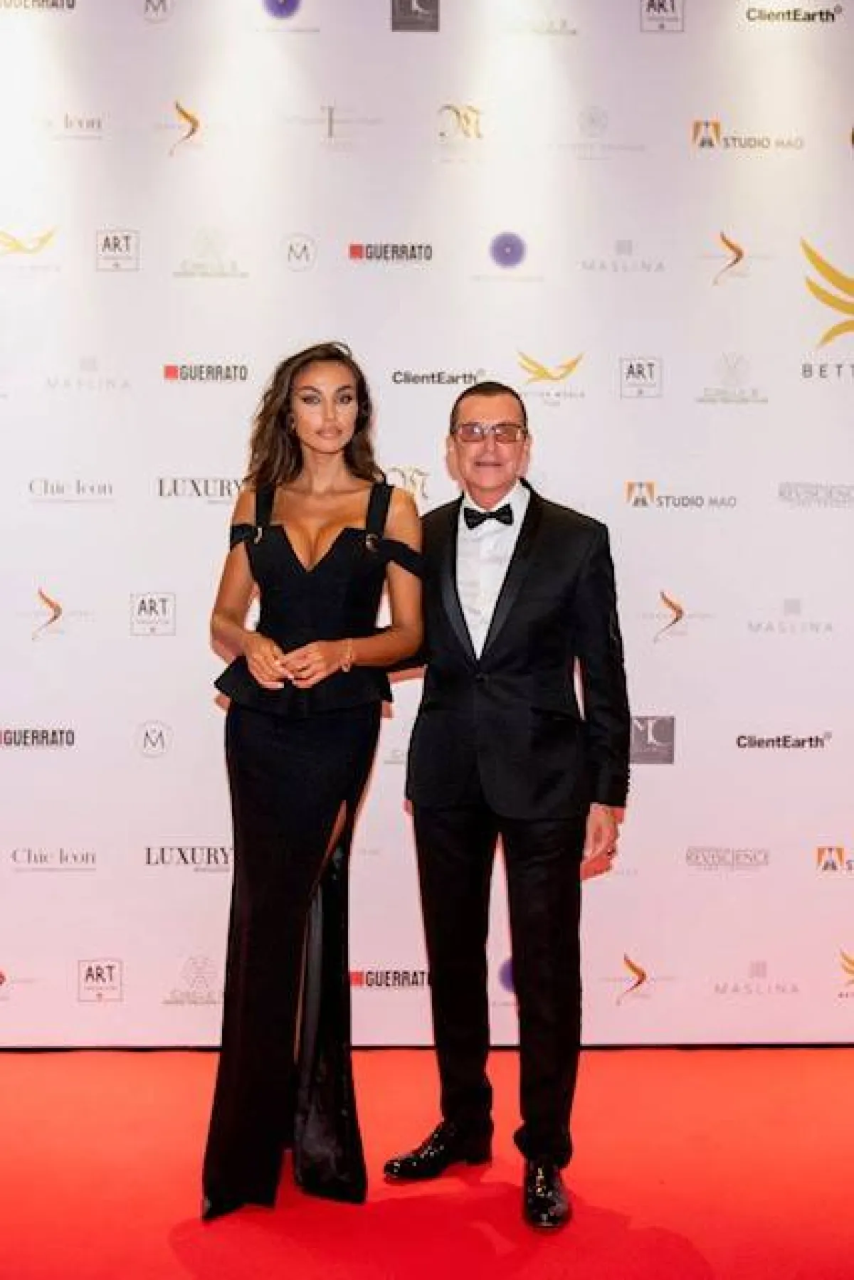 رئيس صندوق عالم أفضل مانويل كولاس دي لا روش مع مادالينا غينيا