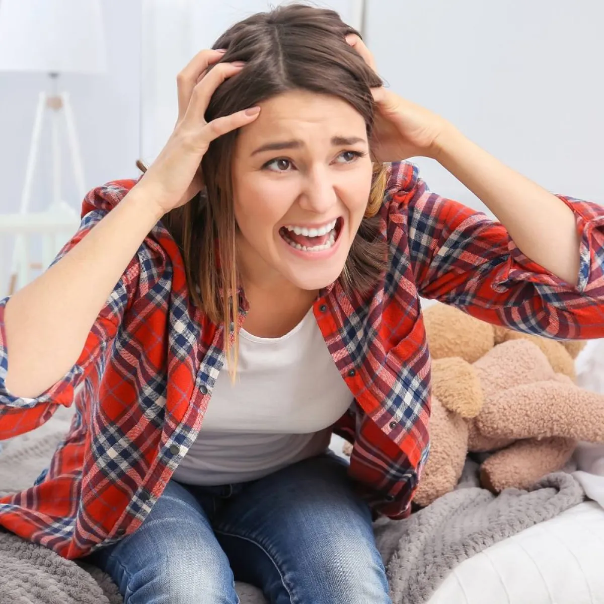 صورة لأم عصبية مع أطفالها