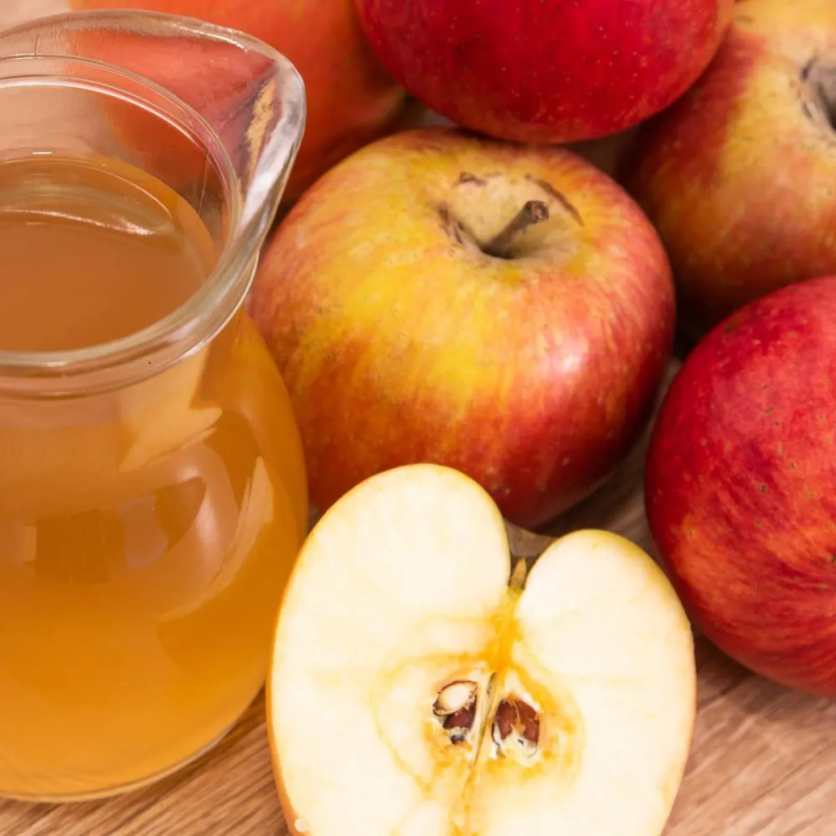 صورة تضم التفاح وخل التفاح