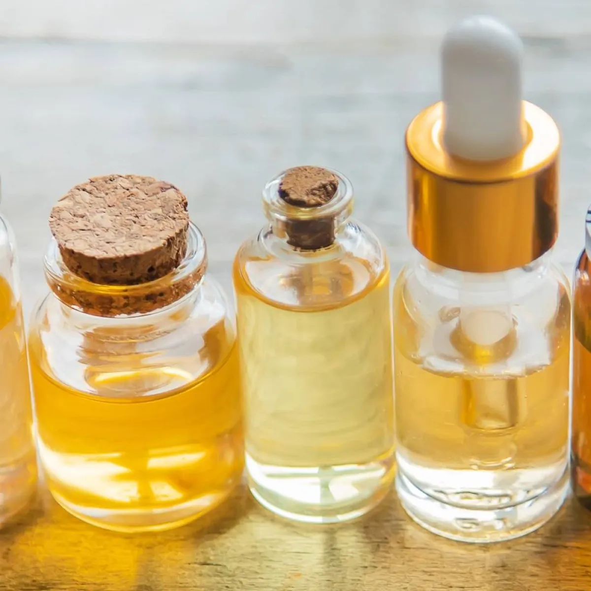 صورة لزجاجات تحوي زيت جوز الهند