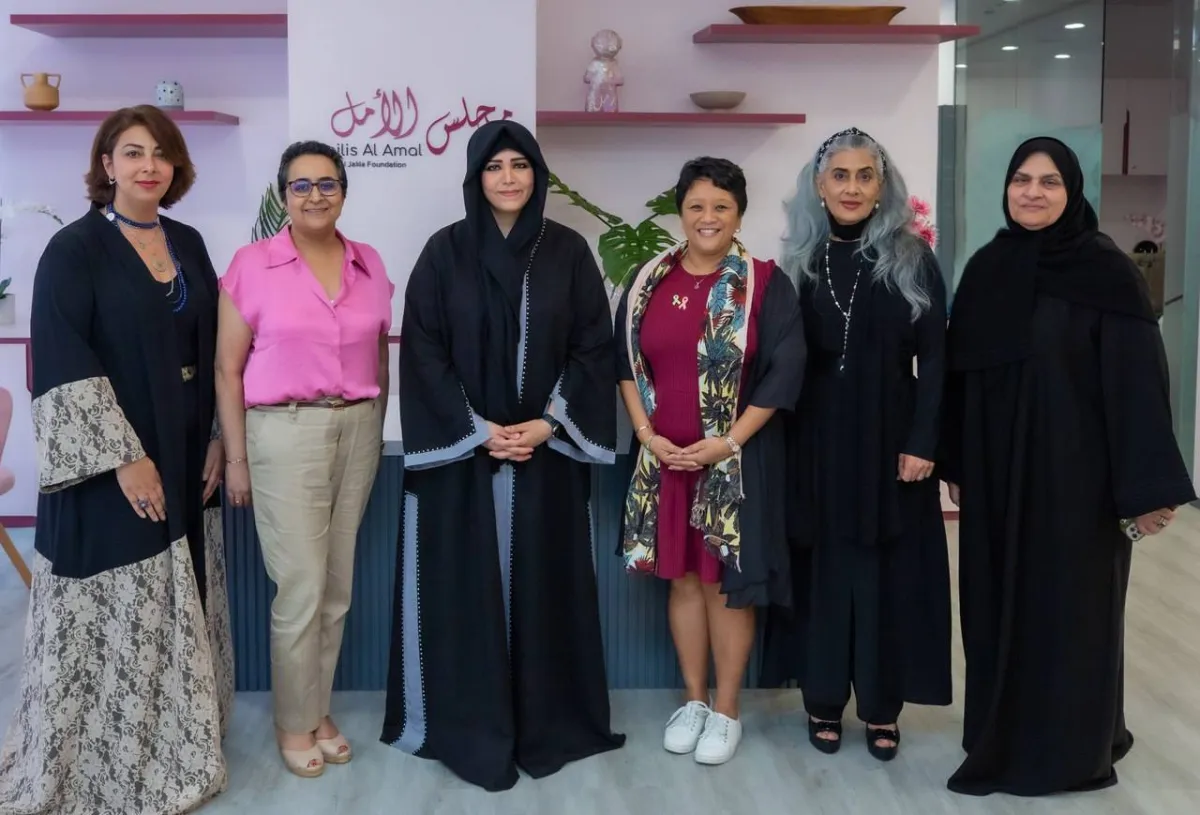 صورة الشيخة لطيفة بين العضوات في مجلس الأمل