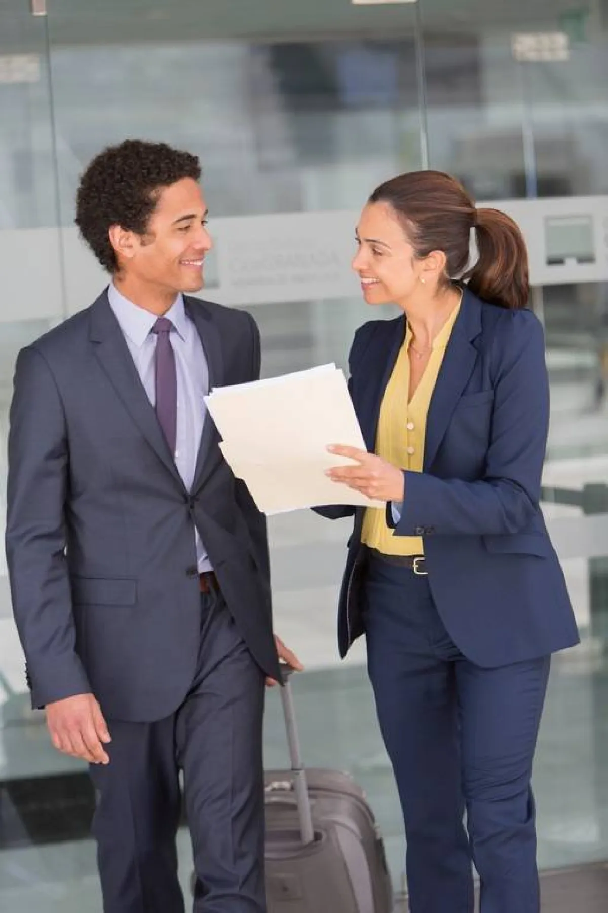 على المرأة الانتباه إلى نبرة صوتها، أثناء الحديث مع الرجل