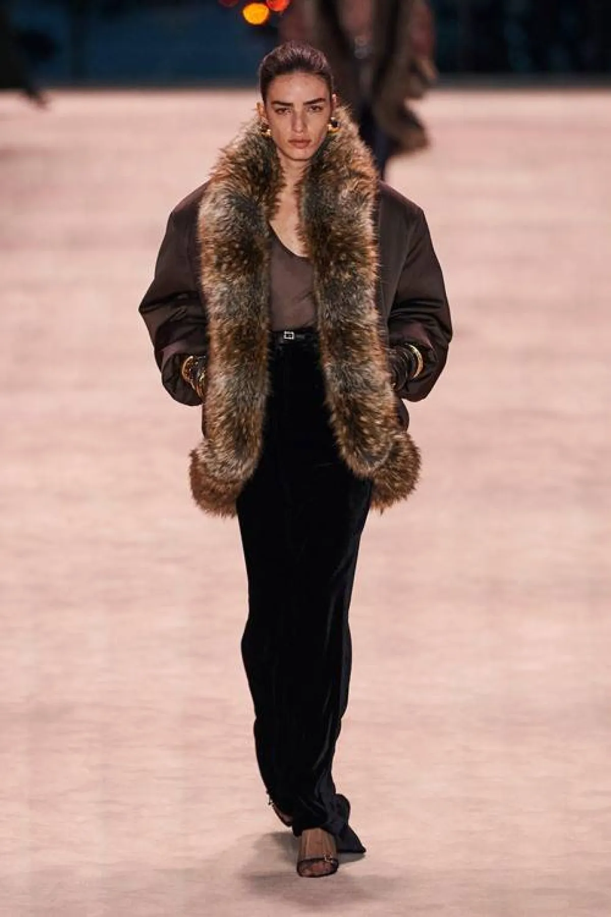 تنورة مخمل من سانت لوران «Saint Laurent»