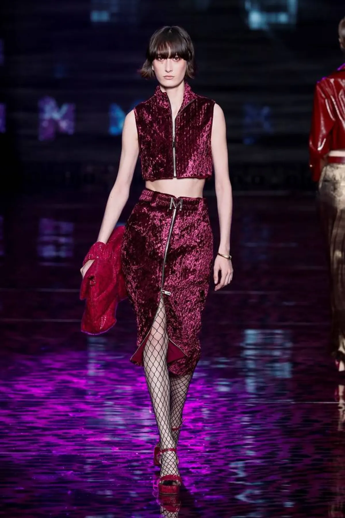 طرق تنسيق التنورة المخمل لشتاء 2023 من كاساديمونت «Casademunt»