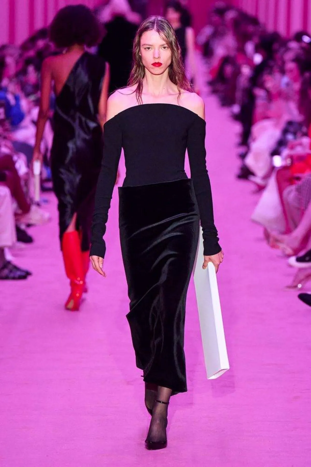 طرق تنسيق التنورة المخمل لشتاء 2023 من سبورتماكس «Sportmax»