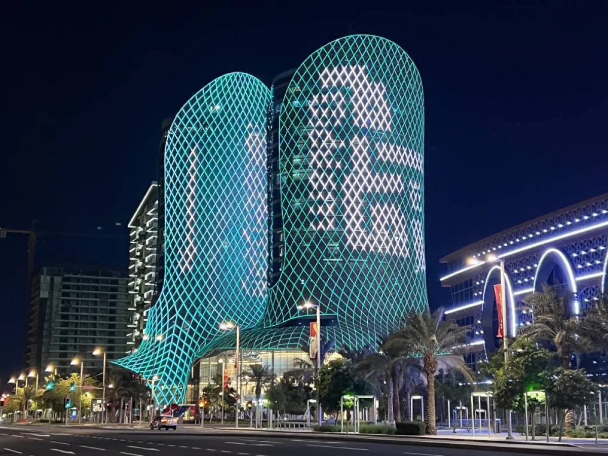 أبراج الجابر تتزين بشعار قدام في الدوحة لدعم المنتخب السعودي - الصورة من حساب مجلس جمهور المنتخب السعودي