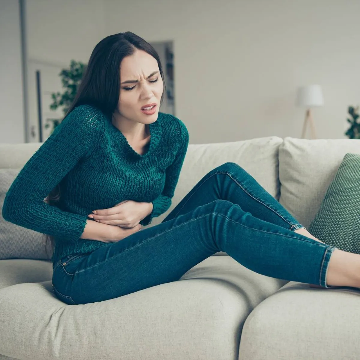 صورة لحامل تتألم من أعراض الإجهاض