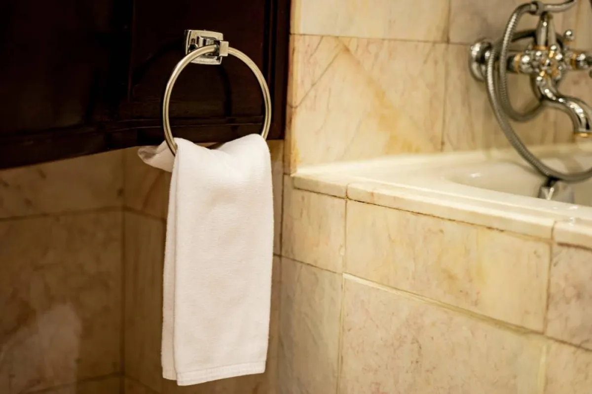 منشفة معلّقة على حامل